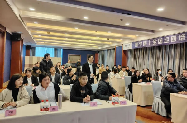 老赖不赖商学院全国巡回培训：深入终端，培训帮扶，赋能连锁店服务再升级！