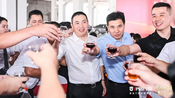 荣耀封顶 美好盛启 | 中国系统门窗伊盾总部基地封顶仪式圆满成功！