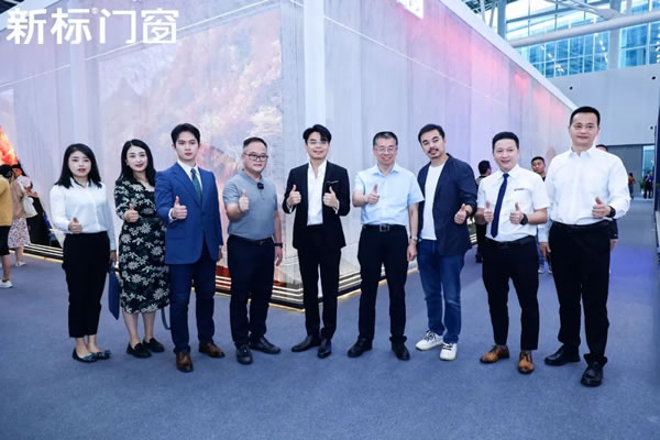 新视界 致远见 | 新标门窗重磅发布全景幕墙窗＆色彩DIY系统，创领艺术人居新趋势